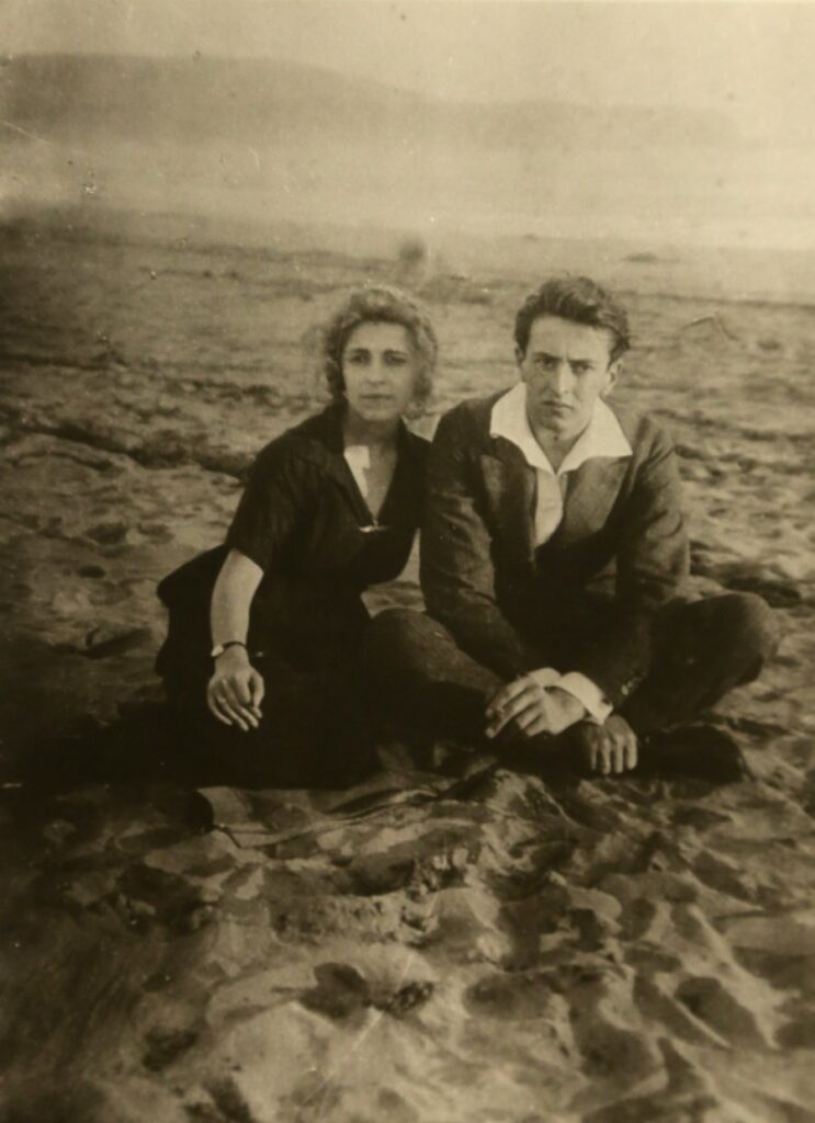 Muestra inédita de Domingo García-Huidobro, el hermano desconocido de Vicente Huidobro | Raquel Gonzalez Balmaceda y Domingo Garcia Huidobro en la playa de Llolleo | Litoral Poeta de Las Artes | Domingo García Huidobro, familia garcía-huidobro concha, litoral de los poetas, Llolleo, san antonio, Santo Domingo