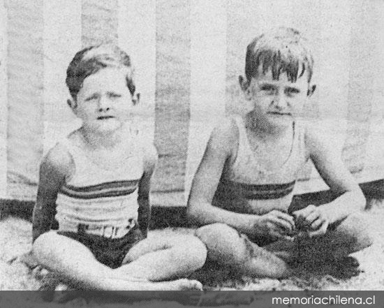 Centenario de José Donoso y su vínculo con el Litoral Central | Jose Donoso junto a su primo en Cartagena 1965 | Litoral Poeta de Las Artes | Cartagena, Isla Negra, José Donoso, litoral de los poetas, Litoral Poeta, Lo Gallardo