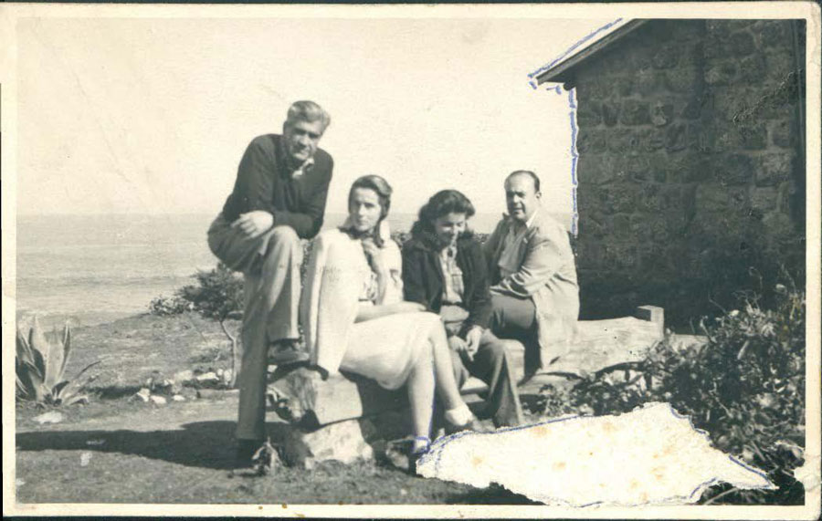 Fotografía Manuel Rojas, Carla Cordua y otras personas en Isla Negra