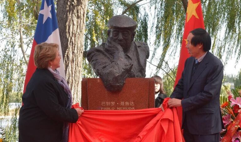 Pablo Neruda y la «diplomacia del verso»: El pionero que conquistó China mucho antes que los embajadores | Michelle Bachelet inaugurando estatua de Pablo Neruda en China 768x454 1 | Litoral Poeta de Las Artes | Ai Qing, China, Diplomacia cultural, Instituto Chileno-Chino de Cultura, Isla Negra, José Venturelli, Literatura latinoamericana, litoral de los poetas, Litoral Poeta, pablo neruda, poesía, Poesía Chilena