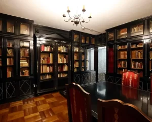 La mayor parte de la colección está resguardada en la Sala Neruda, diseñada por el propio poeta junto al arquitecto Fernando de la Cruz.