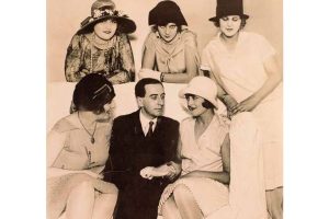 Vicente Huidobro en Europa junto a un grupo de actrices (1927).