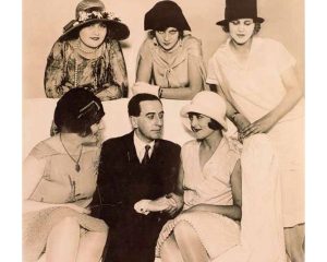 Vicente Huidobro en Europa junto a un grupo de actrices (1927).