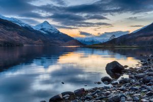 La noche cae sobre el lago Leven. Envato.